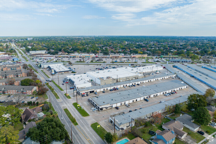 13940 Bammel North Houston Rd, Houston, TX for lease - Building Photo - Image 3 of 8