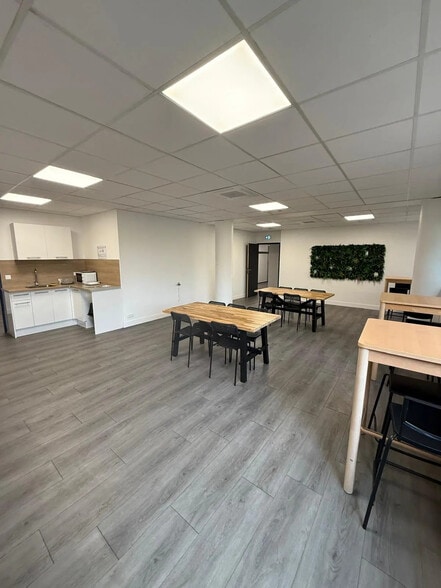 Office in Torcy for lease - Interior Photo - Image 2 of 5