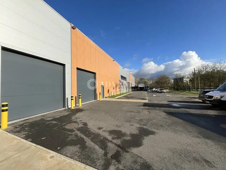 Flex in Grigny for lease - Building Photo - Image 3 of 12