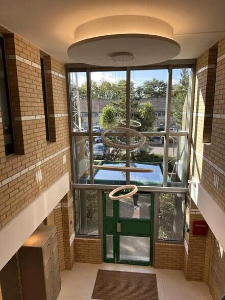 Rue Albert Einstein, Champs-sur-Marne for sale - Lobby - Image 3 of 8