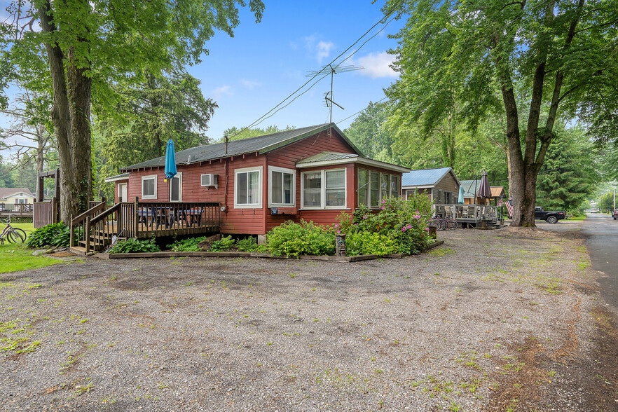 Sylvan Beach Development + Airbnb portfolio of 6 properties for sale on LoopNet.com - Building Photo - Image 3 of 6