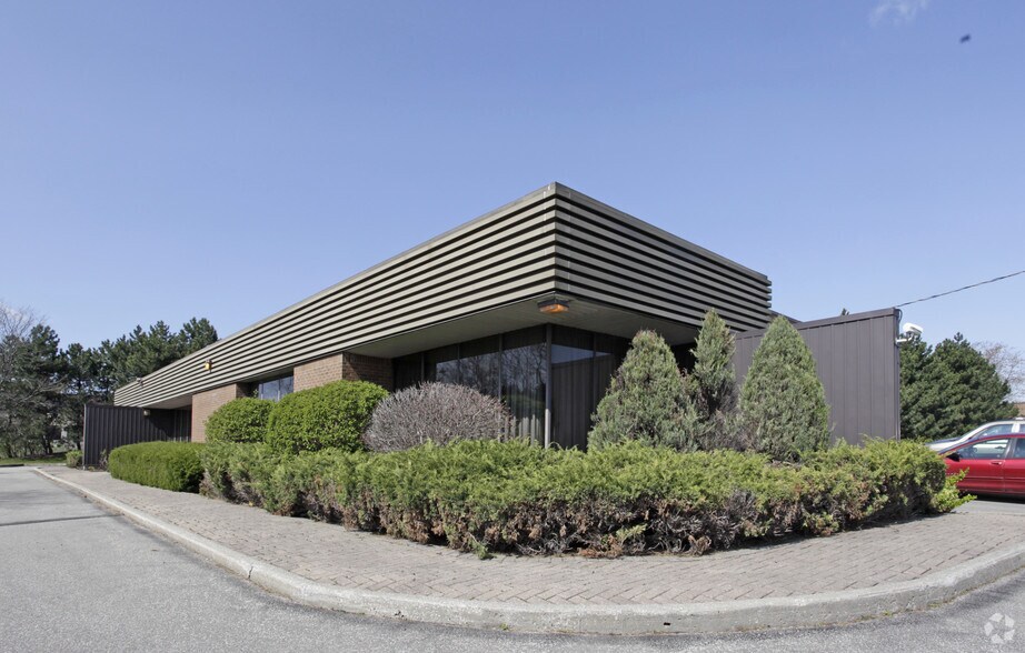 40 West Dr, Brampton, ON for sale - Primary Photo - Image 1 of 5