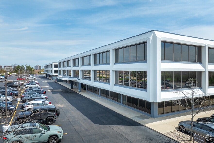 2311 W 22nd St, Oak Brook, IL for lease - Building Photo - Image 2 of 5