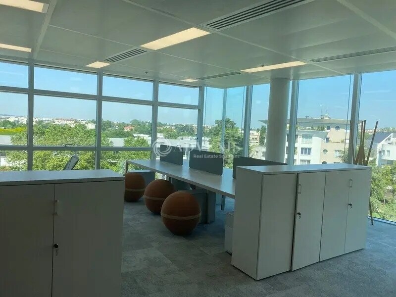 Office in Rueil-Malmaison for lease Building Photo- Image 1 of 2