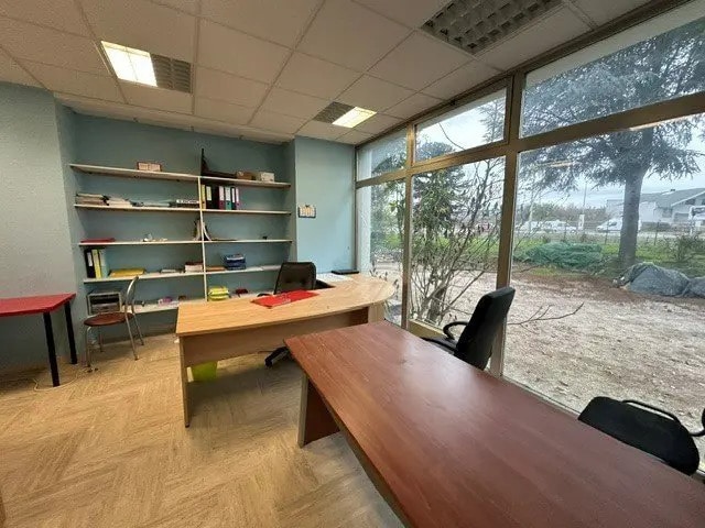 Retail in Dijon for lease - Interior Photo - Image 3 of 7