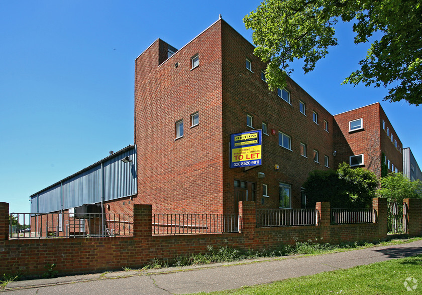 40-42B Chigwell Ln, Loughton for lease - Building Photo - Image 3 of 5