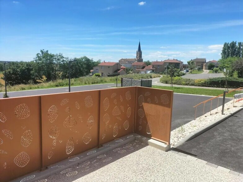 Office in Saint-Cyr-sur-Menthon for lease - Building Photo - Image 3 of 5