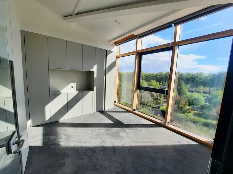 Office in Rouen for lease - Building Photo - Image 3 of 12