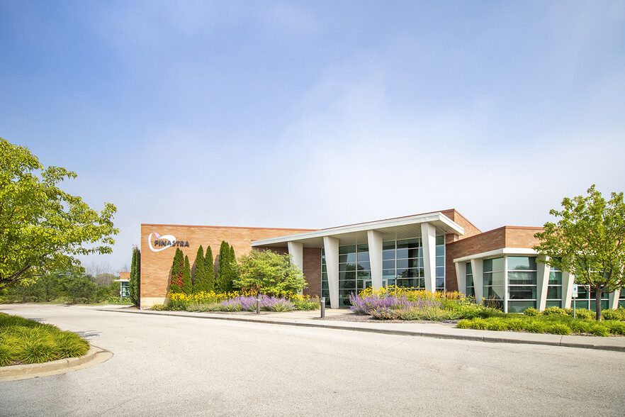 12080 N Corporate Pky, Mequon, WI for lease - Building Photo - Image 2 of 14