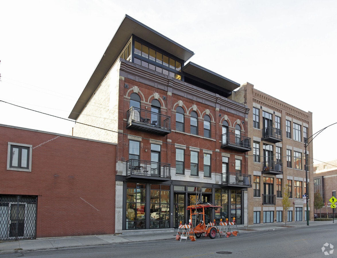 1245 W Belmont Ave, Chicago, IL, 60657 Storefront Retail/Residential