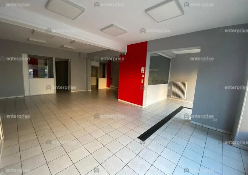 Retail in Saint-Quentin for lease - Interior Photo - Image 2 of 5