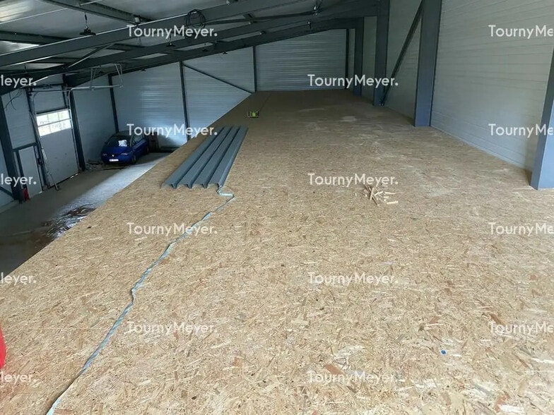 Flex in Garidech for lease - Interior Photo - Image 2 of 11