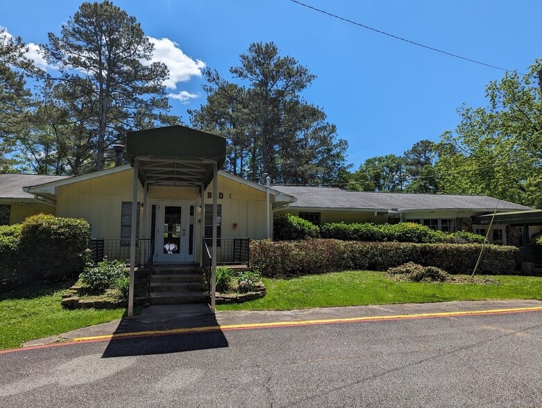 395 Russell Drive, Smyrna, GA for sale - Building Photo - Image 2 of 23