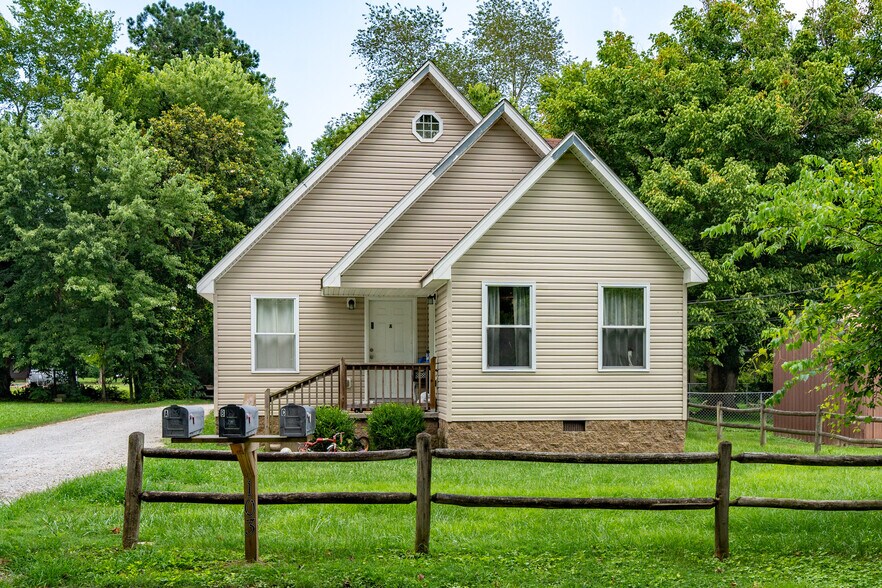 in Waverly, TN for sale - Building Photo - Image 1 of 1