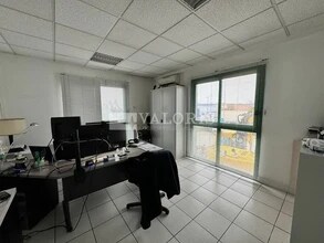 Office in Saint-Bonnet-de-Mure for lease Interior Photo- Image 2 of 5