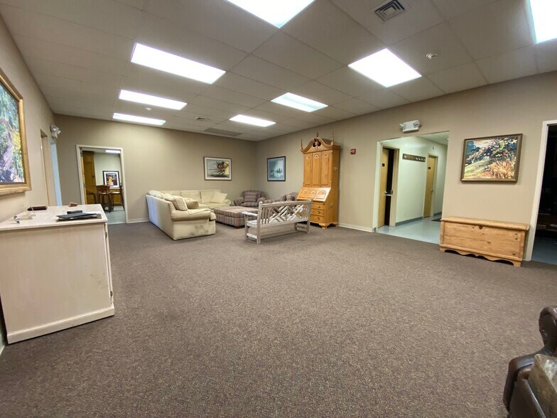 522 Cottage Grove Rd, Bloomfield, CT for lease - Building Photo - Image 2 of 12