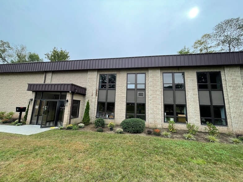 22 Commerce Rd, Newtown, CT for lease - Building Photo - Image 3 of 21