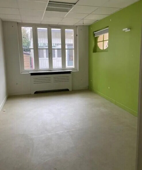 Office in Versailles for lease - Building Photo - Image 2 of 9