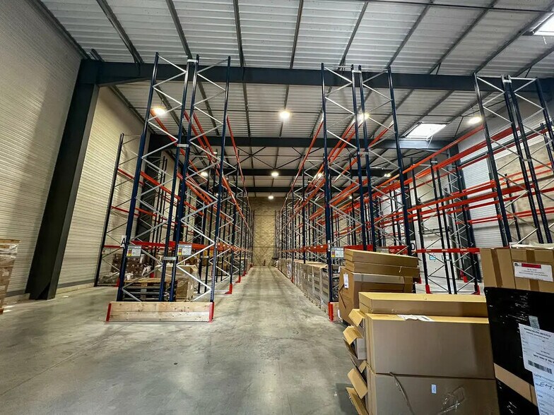 Flex in Avignon for lease - Building Photo - Image 1 of 6