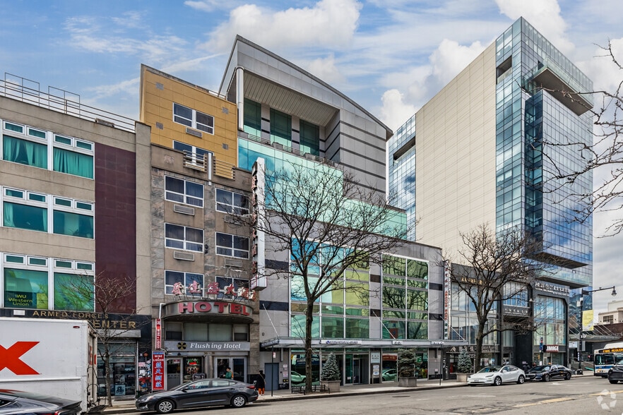 36-36 Main St, Flushing, NY for lease - Building Photo - Image 3 of 9