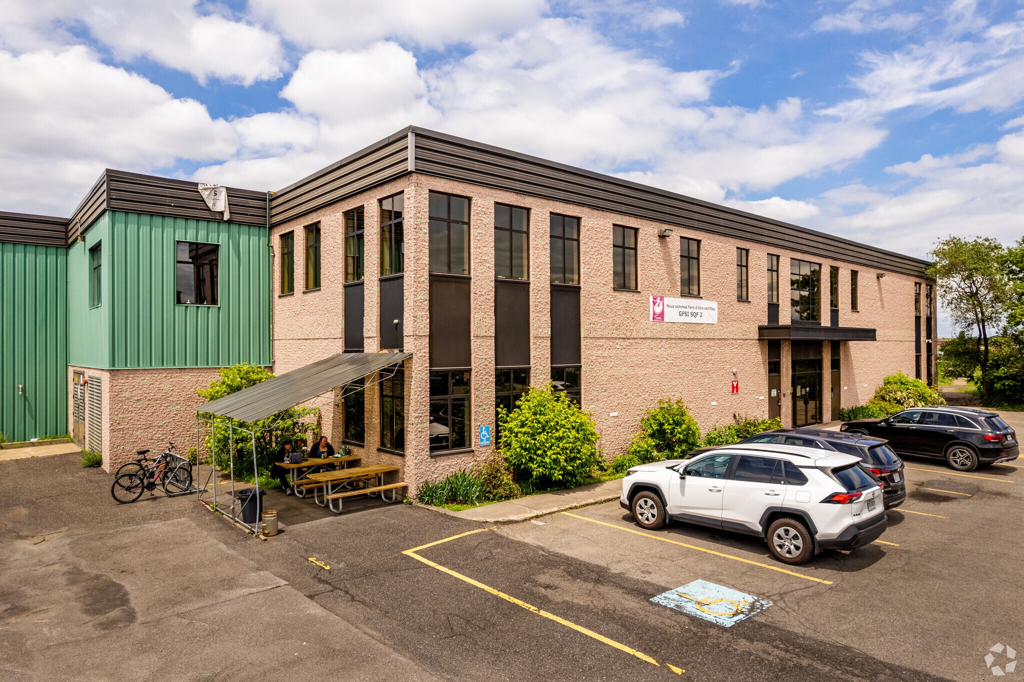 5065-5067 Rue Ontario E, Montréal, QC for lease Building Photo- Image 1 of 6