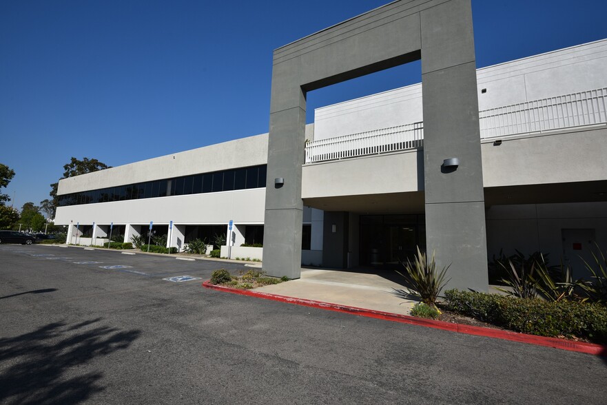 17305 Von Karman Ave, Irvine, CA for lease - Building Photo - Image 2 of 5