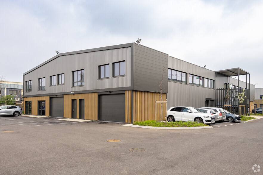Office in Chassieu for sale - Building Photo - Image 2 of 3