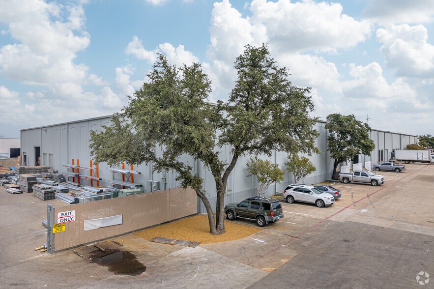 1200-1210 W Crosby Rd, Carrollton, TX for lease - Building Photo - Image 2 of 9