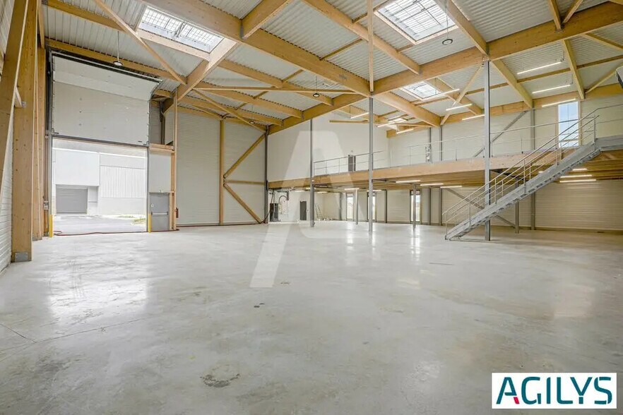 Flex in Chanteloup-en-Brie for lease - Building Photo - Image 1 of 4