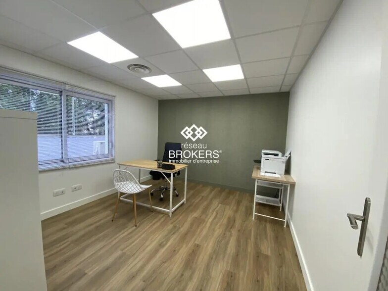 Retail in Crolles for sale - Interior Photo - Image 1 of 5