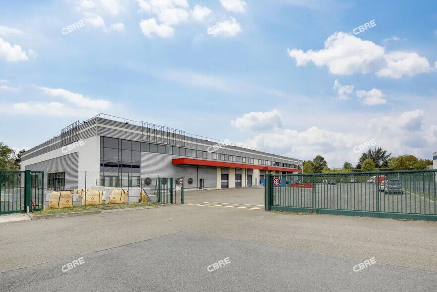 Flex in Trappes for lease - Building Photo - Image 2 of 12
