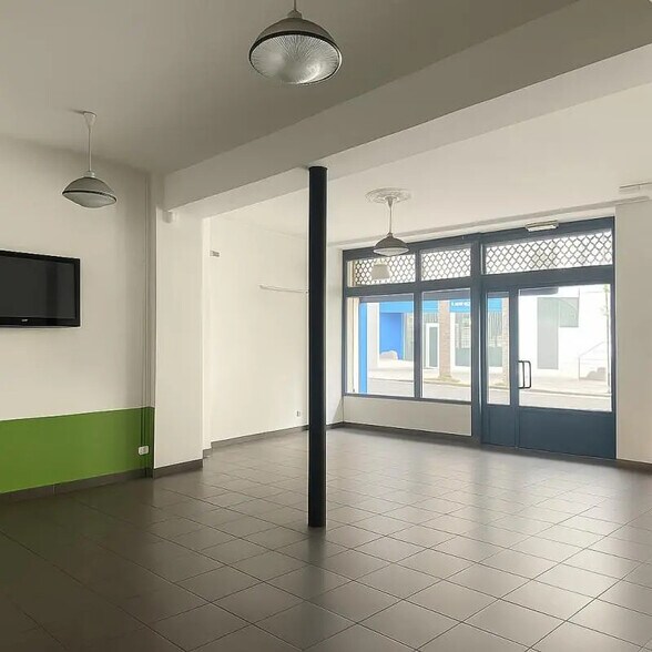 Retail in Asnières-sur-Seine for sale - Interior Photo - Image 2 of 4