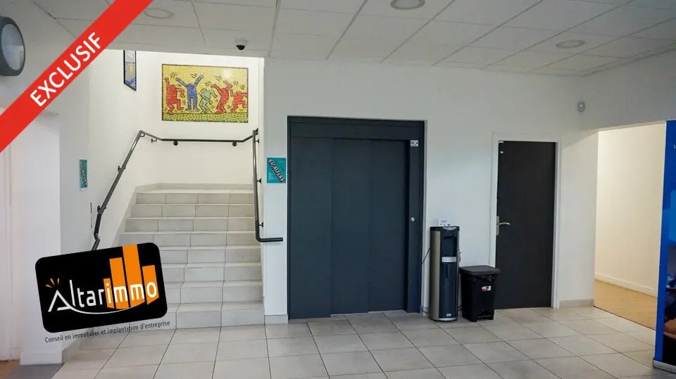 Office in Chartres for sale - Lobby - Image 1 of 4