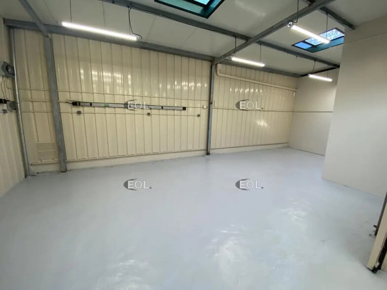 Flex in Guyancourt for lease - Interior Photo - Image 3 of 13