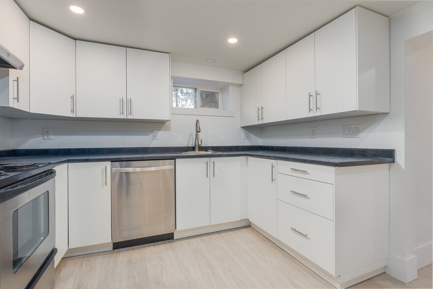 9452 Fletcher St, Chilliwack, BC for sale - Interior Photo - Image 2 of 16