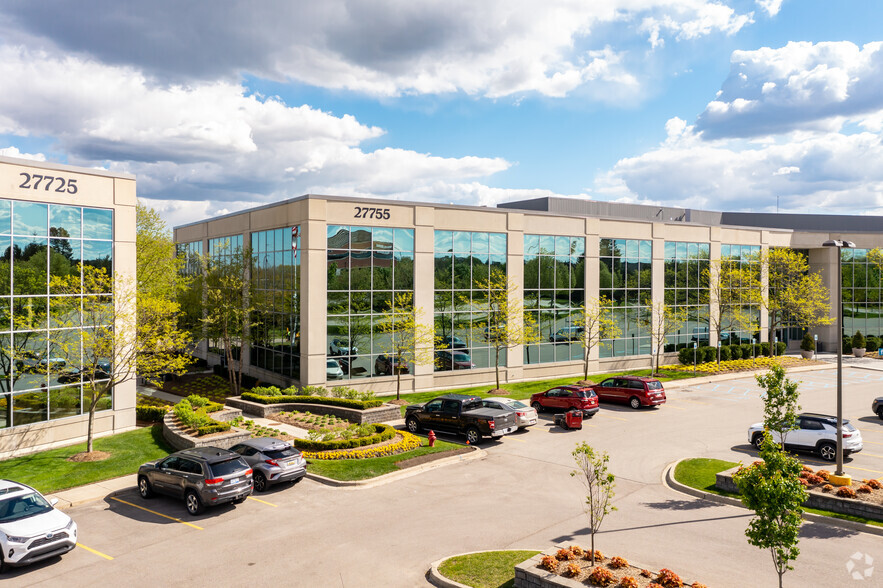 27755 Stansbury Blvd, Farmington Hills, MI for lease - Primary Photo - Image 1 of 5