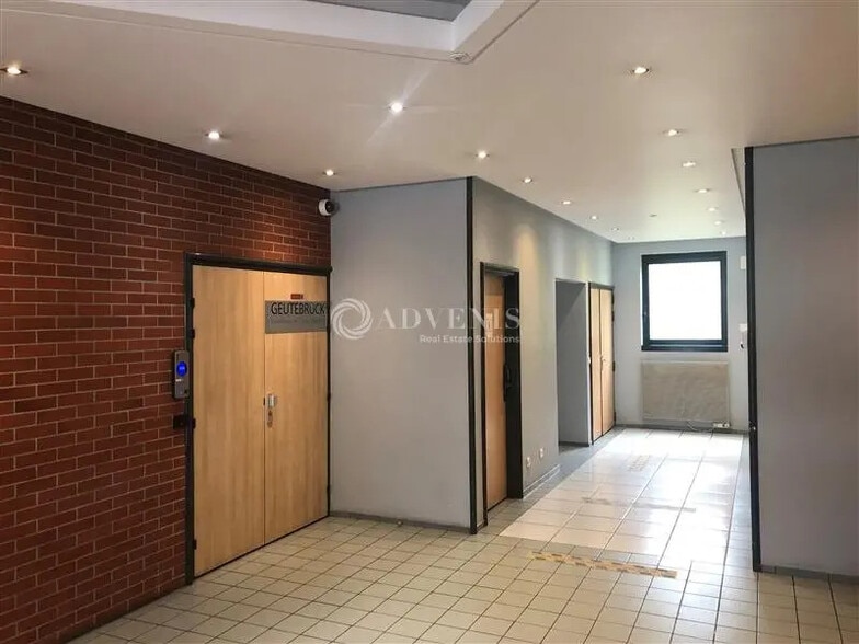 Office in Le Pecq for lease - Lobby - Image 2 of 7