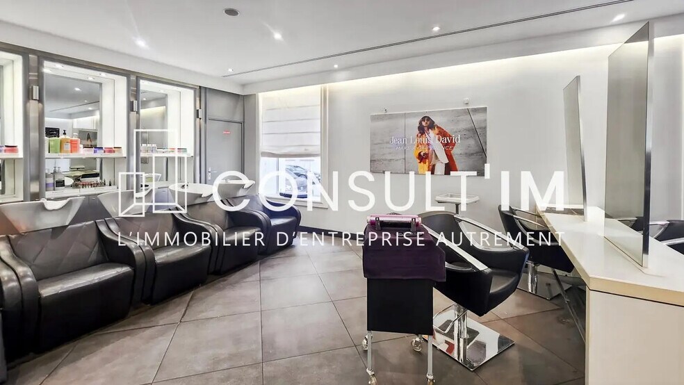 Retail in Paris for lease - Building Photo - Image 2 of 9