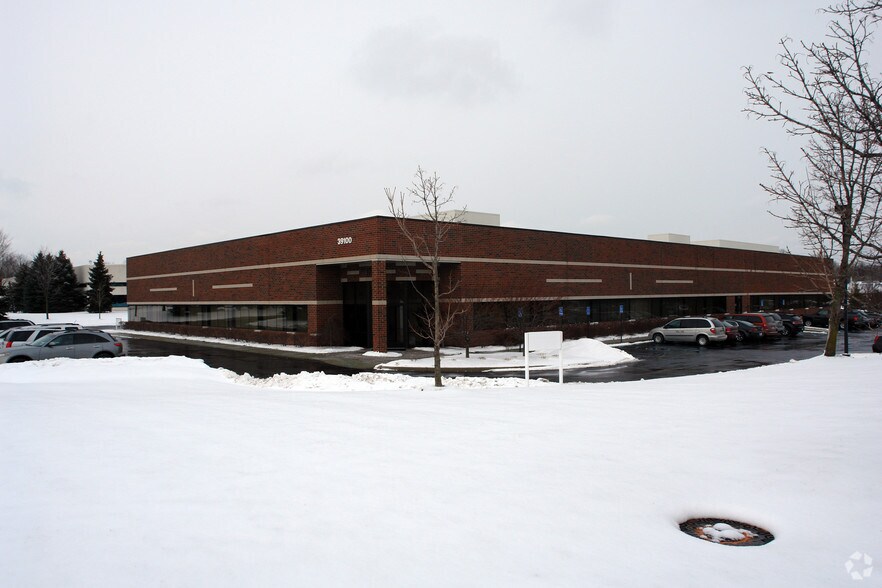 39100 Country Club Dr, Farmington Hills, MI 48331