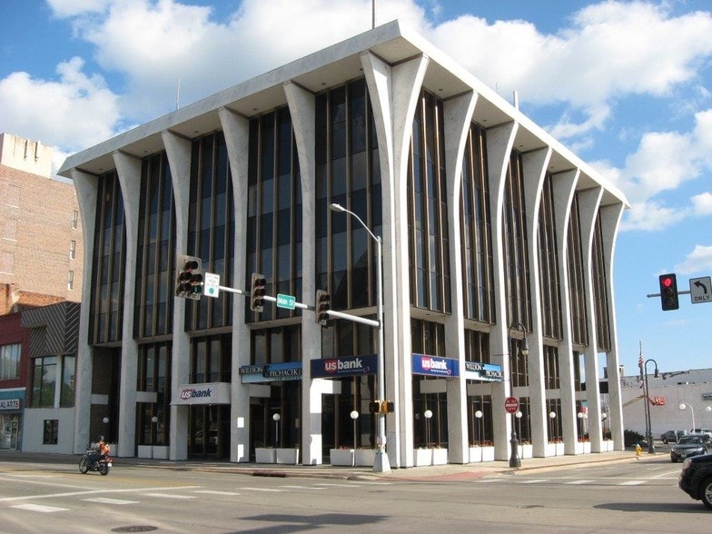 421 W Broadway, Council Bluffs, IA for lease - Building Photo - Image 1 of 1