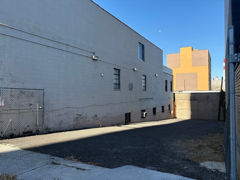 3836 Crescent St & 3832 Crescent St portfolio of 2 properties for sale on LoopNet.com - Building Photo - Image 2 of 11