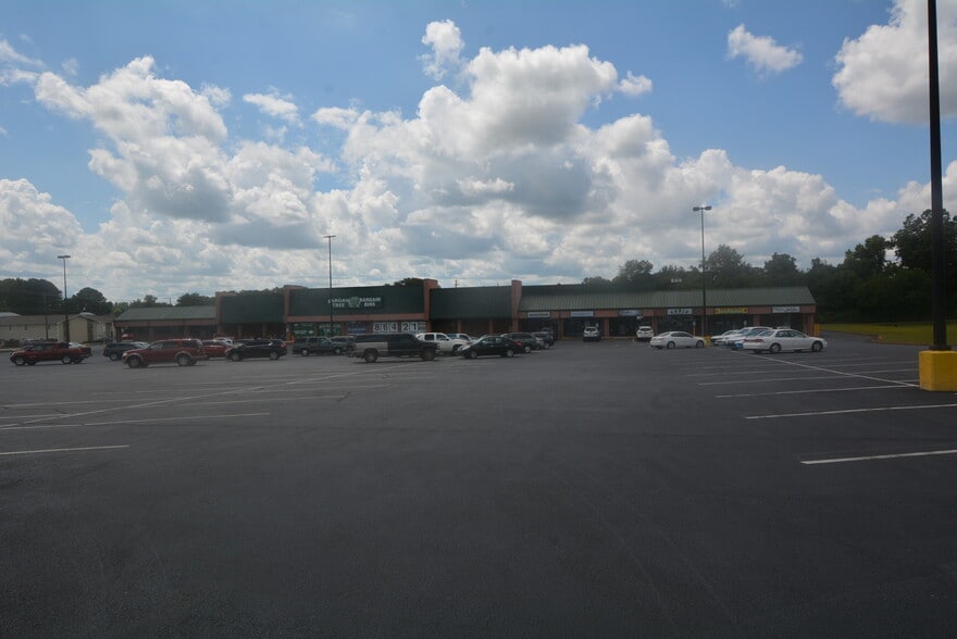 1540-1556 Greenbrier Dear Rd, Anniston, AL for lease - Building Photo - Image 1 of 10