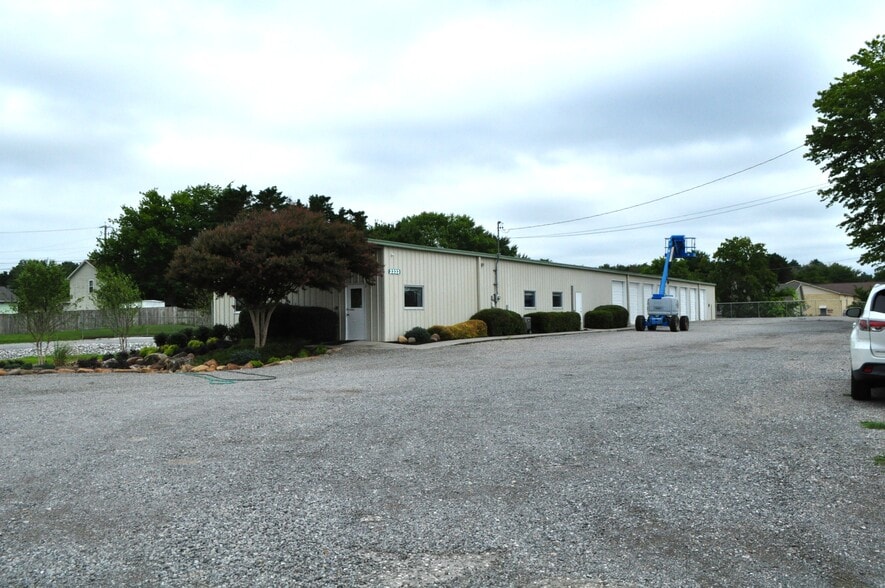 2333 W Emory Rd, Powell, TN for sale - Building Photo - Image 2 of 33