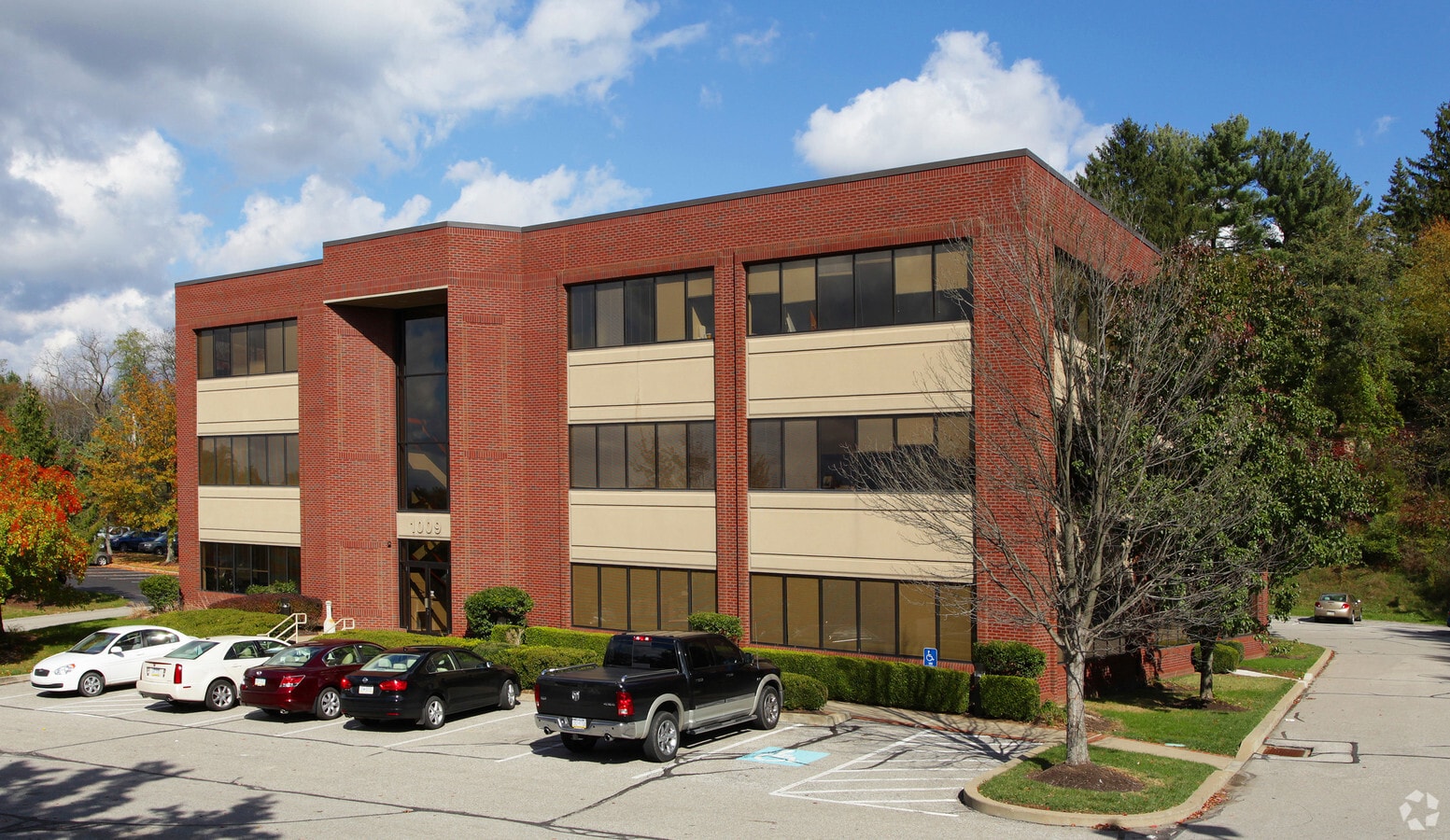 1009 Beaver Grade Rd, Coraopolis, PA 15108