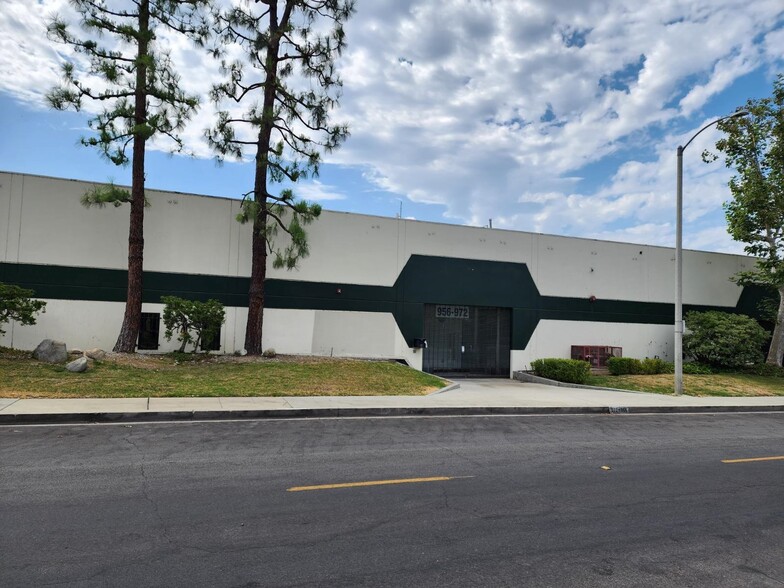 956-972 Griswold Ave, San Fernando, CA for lease - Building Photo - Image 2 of 4