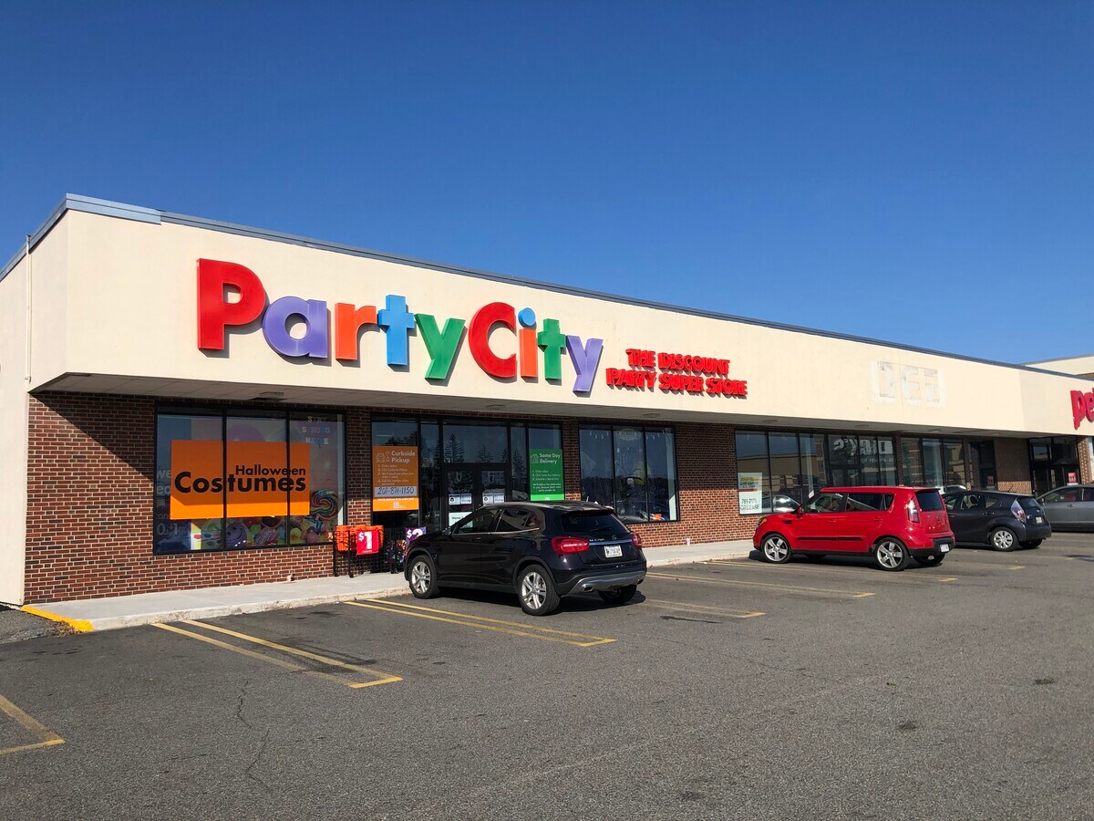 220 Maine Mall Rd, South Portland, ME 04106 Mall Plaza