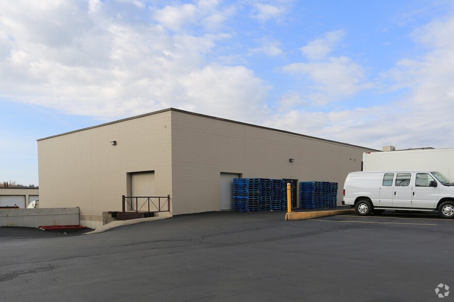625 Wabanaki Dr, Kitchener, ON for lease - Building Photo - Image 3 of 4