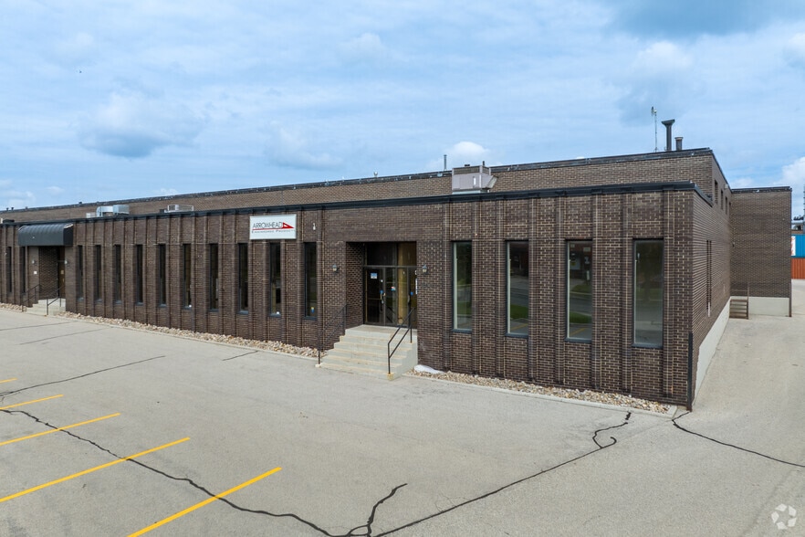 382-400 Canarctic Dr, Toronto, ON for lease - Primary Photo - Image 1 of 3