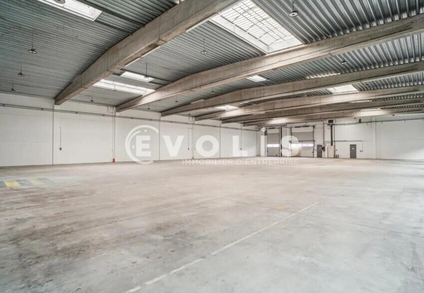 8 Rue Jacqueline Auriol, Chilly-Mazarin for lease - Interior Photo - Image 3 of 4