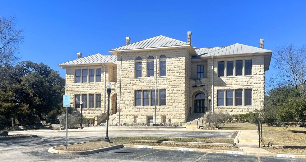 402 E Blanco Rd, Boerne, TX 78006